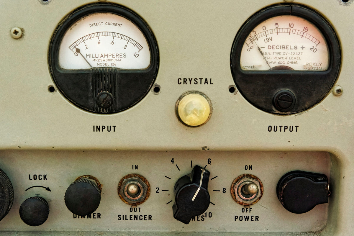 A close up of an old fashioned radio